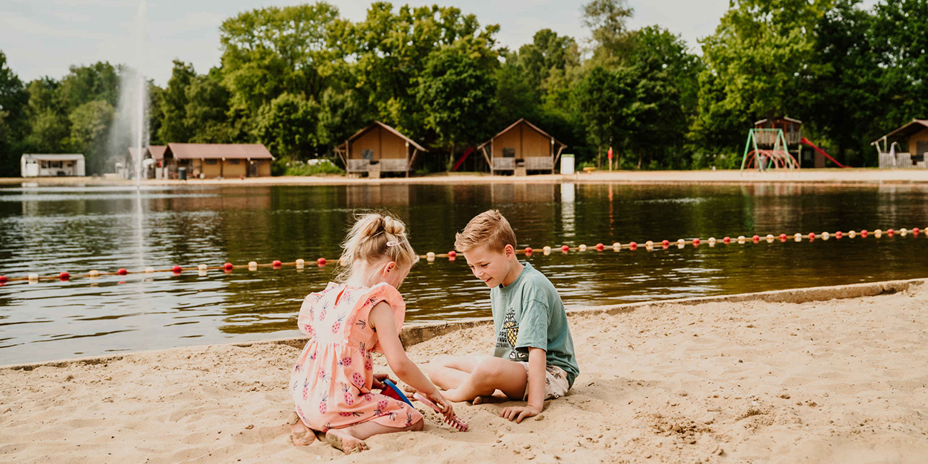 Kinderen_spelen_vijver_zand_1300x650.jpg