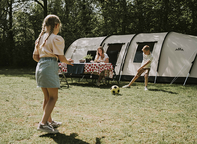 Camping_voetballen_tent_db_650x475.jpg