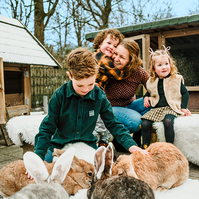 Moeder_kinderen_konijnen_650x650.jpg