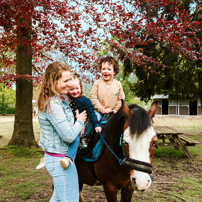 Moeder_kinderen_pony_650x650.jpg